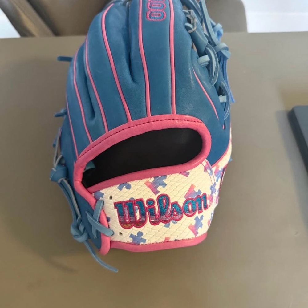 Wilson NWT Autism speaks A2000 glove
